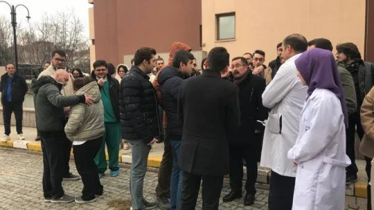 Maaşları ödenmeyen Ufuk Üniversitesi Hastanesi çalışanları eylem yaptı