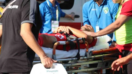 Maçta dili boğazına kaçan oyuncu, ölümden döndü