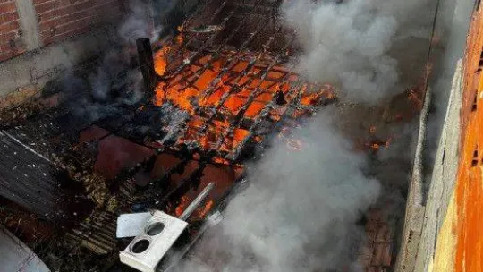Madde bağımlıları hurda deposunu yaktı