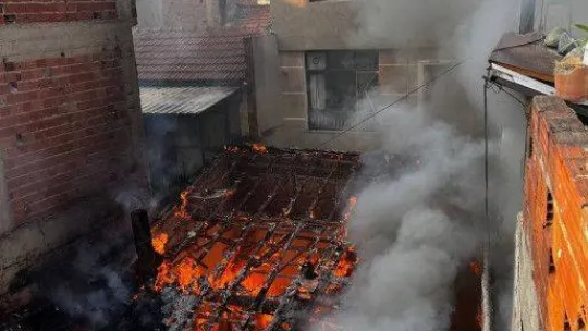 Madde bağımlıları hurda deposunu yaktı