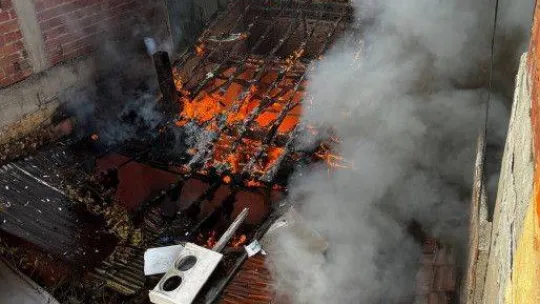 Madde bağımlıları hurda deposunu yaktı