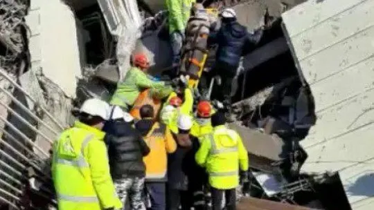 Maden işçileri Kahramanmaraş'ta 2 kişiyi enkaz altında sağ çıkardı