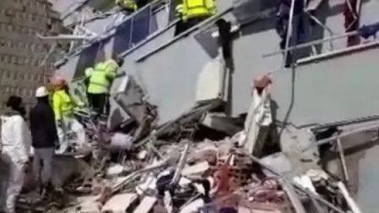 Maden işçileri Kahramanmaraş'ta 2 kişiyi enkaz altında sağ çıkardı