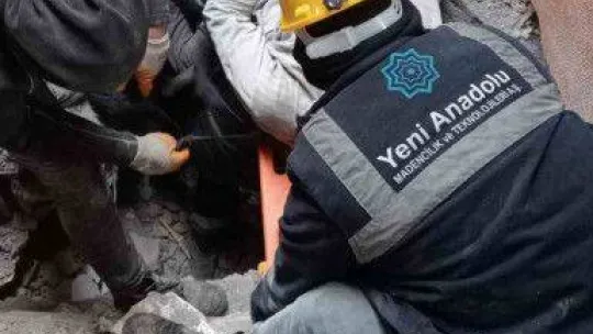 Madenciler enkazdan hayat kurtarmaya başladı