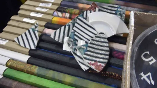 Mağaza açılışında izdiham oluştu, eşyalar kırıldı