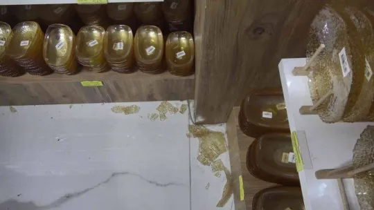 Mağaza açılışında izdiham oluştu, eşyalar kırıldı