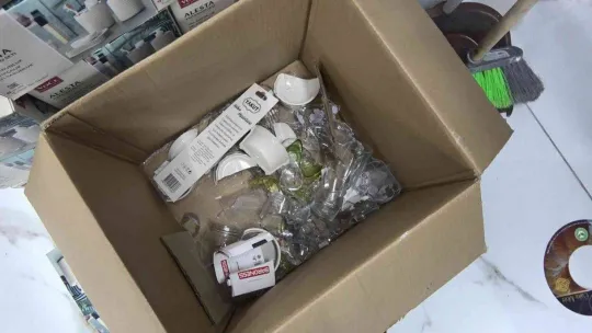 Mağaza açılışında izdiham oluştu, eşyalar kırıldı