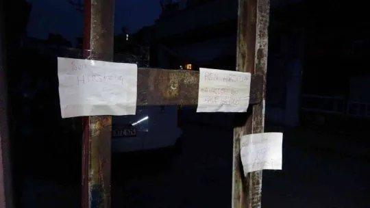 Mahalleli yakaladığı hırsızı önce dövdü sonra elektrik direğine zincirleyerek not bıraktı