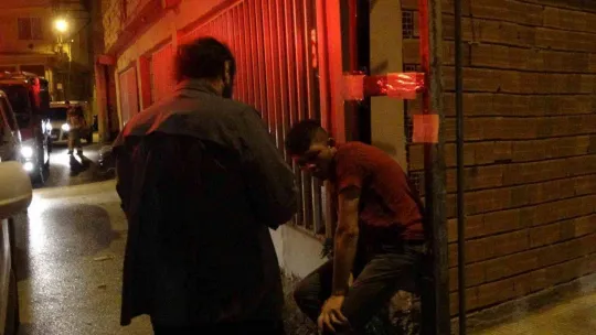 Mahalleli yakaladığı hırsızı önce dövdü sonra elektrik direğine zincirleyerek not bıraktı