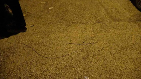 Mahalleli yakaladığı hırsızı önce dövdü sonra elektrik direğine zincirleyerek not bıraktı