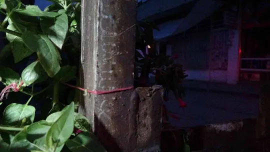 Mahalleli yakaladığı hırsızı önce dövdü sonra elektrik direğine zincirleyerek not bıraktı