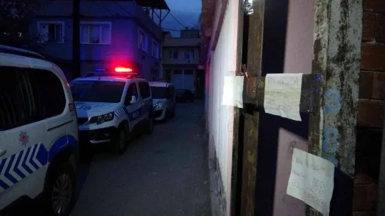 Mahalleli yakaladığı hırsızı önce dövdü sonra elektrik direğine zincirleyerek not bıraktı