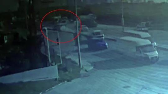 Makas atan araç faciaya neden oldu, önce çaptı, sonra otomobilin üzerine uçtu