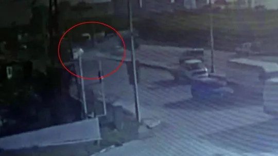 Makas atan araç faciaya neden oldu, önce çaptı, sonra otomobilin üzerine uçtu