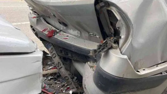 Makas atan trafik magandasının sebep olduğu kazada yaşlı kadın ezilmekten son anda kurtuldu