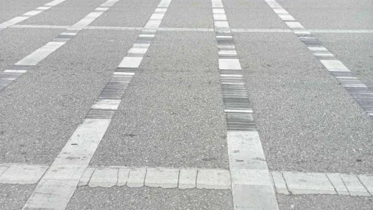 Makas atan trafik magandasının sebep olduğu kazada yaşlı kadın ezilmekten son anda kurtuldu