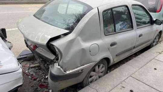 Makas atan trafik magandasının sebep olduğu kazada yaşlı kadın ezilmekten son anda kurtuldu
