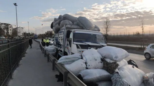Makas kıran kamyonetini devrilmesin diye bariyere bağlayarak kamyona yasladı
