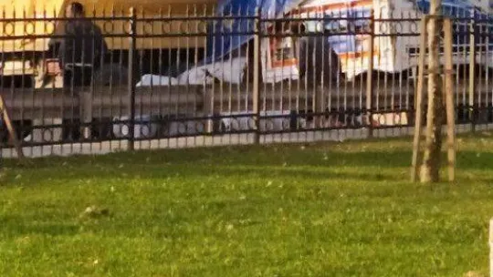 Makas kıran kamyonetini devrilmesin diye bariyere bağlayarak kamyona yasladı