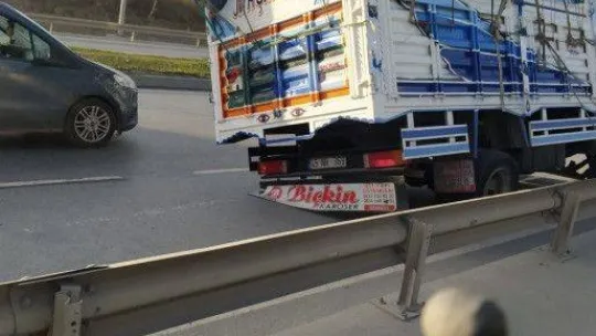 Makas kıran kamyonetini devrilmesin diye bariyere bağlayarak kamyona yasladı