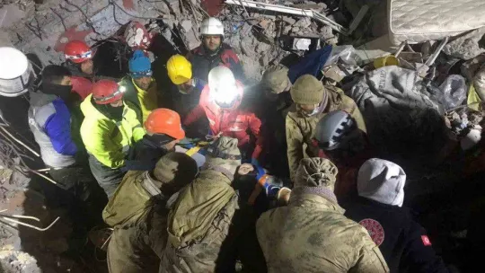 Malatya'da 45 saat sonra enkazdan 1 kişi daha sağ olarak kurtuldu