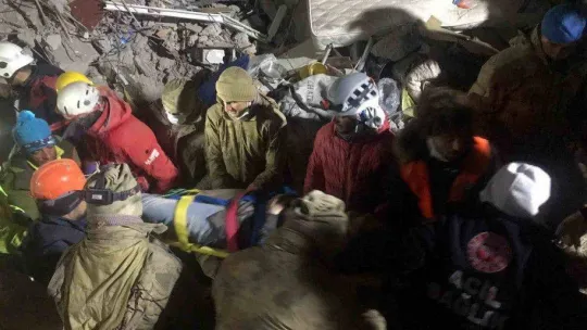 Malatya'da 45 saat sonra enkazdan 1 kişi daha sağ olarak kurtuldu