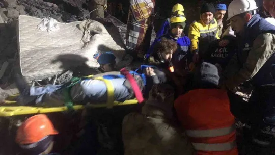 Malatya'da 45 saat sonra enkazdan 1 kişi daha sağ olarak kurtuldu