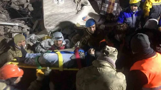 Malatya'da 45 saat sonra enkazdan 1 kişi daha sağ olarak kurtuldu