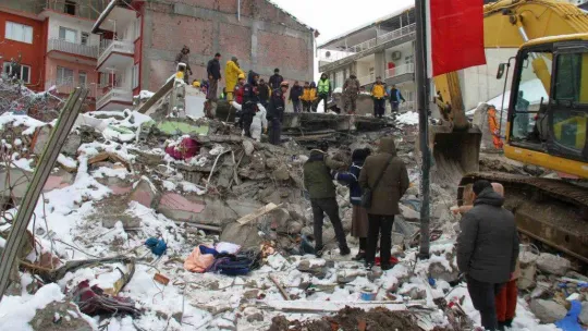 Malatya'da ekipler 33 saattir arama kurtarma çalışmalarını sürdürüyor