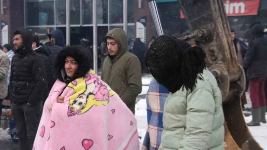 Malatya'da ekipler 33 saattir arama kurtarma çalışmalarını sürdürüyor