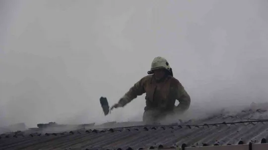 Maltepe'de 3 katlı binanın çatısı alev alev yandı