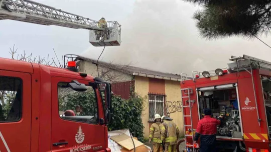 Maltepe'de 3 katlı binanın çatısı alev alev yandı