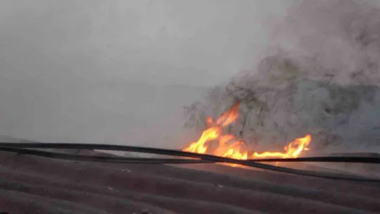 Maltepe'de 3 katlı binanın çatısı alev alev yandı