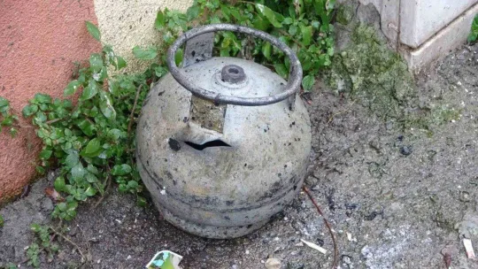 Maltepe'de 3 katlı binanın çatısı alev alev yandı