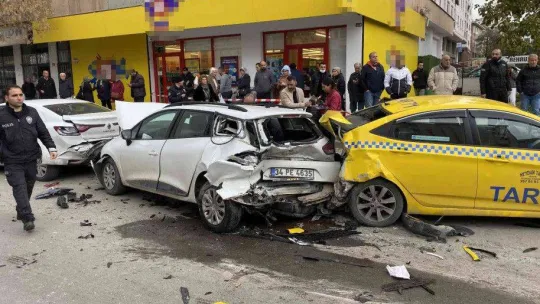 Maltepe'de 4 araçlı zincirleme kaza: 2 yaralı