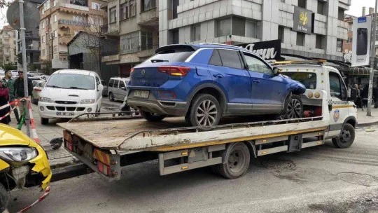 Maltepe'de 4 araçlı zincirleme kaza: 2 yaralı