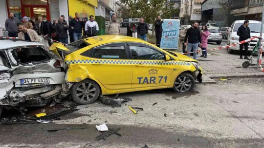 Maltepe'de 4 araçlı zincirleme kaza: 2 yaralı