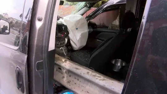 Maltepe'de bariyerler kaza yapan aracın önünden girip arkasından çıktı