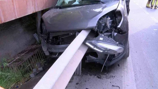 Maltepe'de bariyerler kaza yapan aracın önünden girip arkasından çıktı