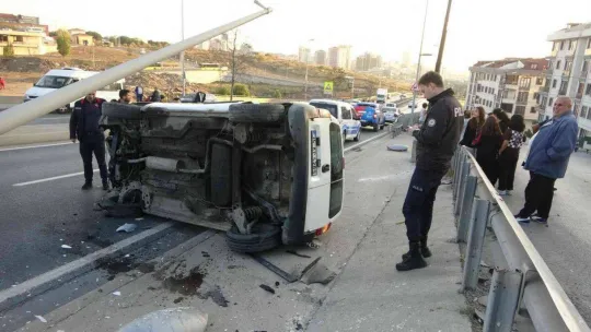 Maltepe'de çekçekçiye çarpmamak için manevra yapan araç direğe çarpıp yan yattı