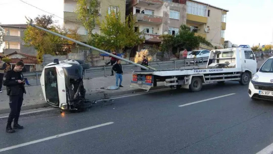 Maltepe'de çekçekçiye çarpmamak için manevra yapan araç direğe çarpıp yan yattı