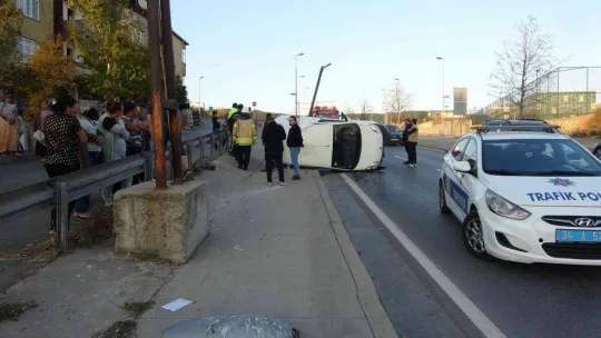 Maltepe'de çekçekçiye çarpmamak için manevra yapan araç direğe çarpıp yan yattı