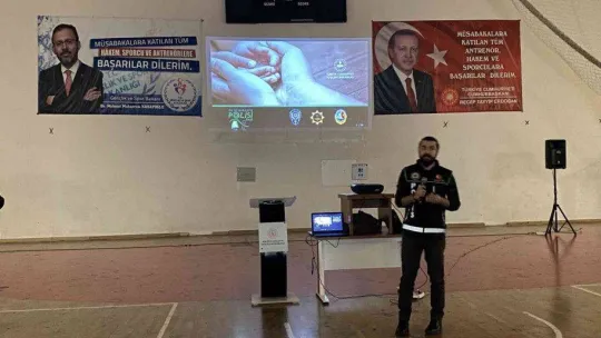 Maltepe'de ebeveynlere narkorehber semineri verildi