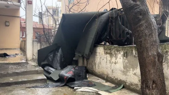 Maltepe'de fırtına nedeniyle çatıdaki izolasyon malzemesi sokağa düştü