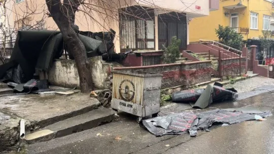 Maltepe'de fırtına nedeniyle çatıdaki izolasyon malzemesi sokağa düştü