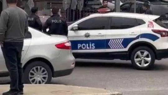 Maltepe'de hem kendine hem çocuğuna bıçak dayadı