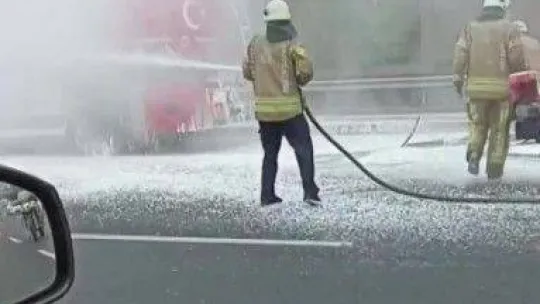 Maltepe'de, İBB'nin atık yağ taşıma tankerinde korkutan yangın