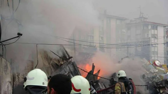 Maltepe'de işçilerin kaldığı konteyner alev alev yandı