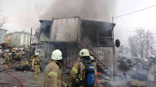 Maltepe'de işçilerin kaldığı konteyner alev alev yandı