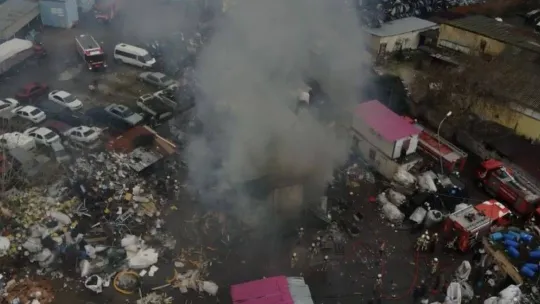 Maltepe'de işçilerin kaldığı konteyner alev alev yandı